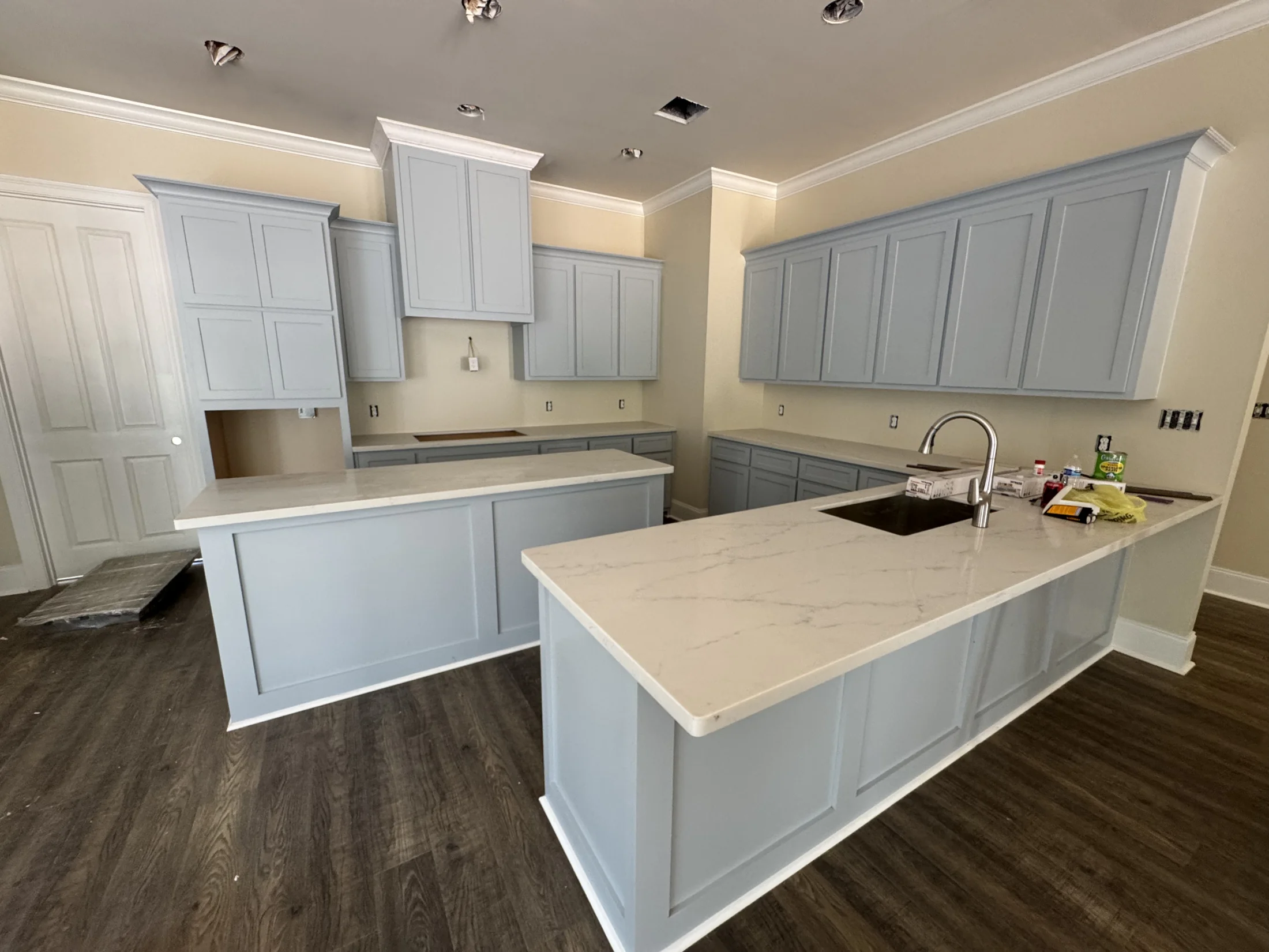 Interior painting detail: clean walls and trim